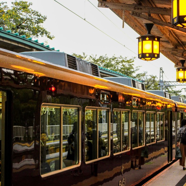 6300系と嵐山駅(詠人 岡田/stock.adobe.com)