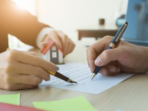 遺言による相続登記申請書の書き方　ひな型で作成手順や必要書類を解説