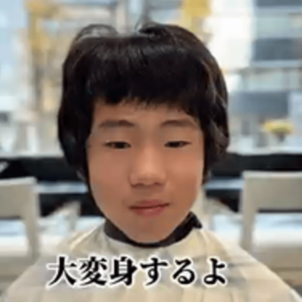 【ビフォー】髪が耳を隠すほど伸びている少年／投稿主さん提供＝画像をトリミングしています