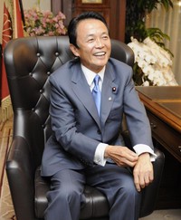 　自民党総裁のいすに座り笑顔を見せる麻生太郎氏＝２００８年
