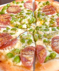 ピザ生地の上にチーズ、枝豆、ソーセージ、マヨ胡椒追加でのせて焼き上げるのも絶対美味しい！（画像提供：岩崎ファーム）
