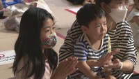 ダンスを見る子どもたち