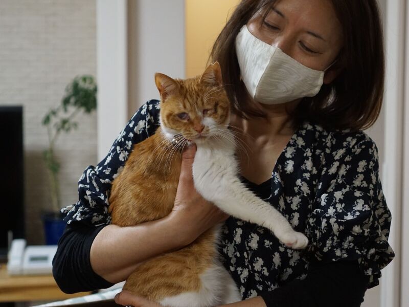 ももちゃんを抱く泉美さん。長女が就職で家を出るとき連れていくか迷ったけれど（帰宅が遅いと可哀想なので）結局そのまま残ったそうです