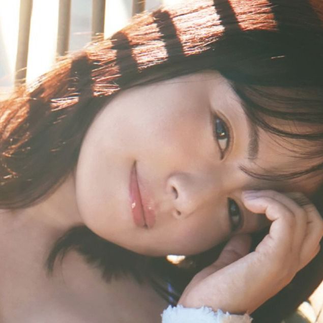 42歳の磯山さやか「たわわ」な果実をはさんだ大胆ショット (画像1)｜よろず〜ニュース