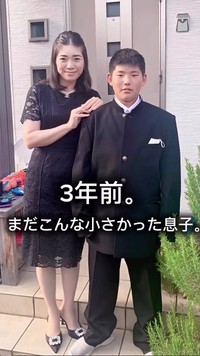  中学入学時、玄関先で撮影した母子の記念写真。息子さんは少し大きめの制服姿を着ていた／maiさん（@maimaichan_1022）提供
