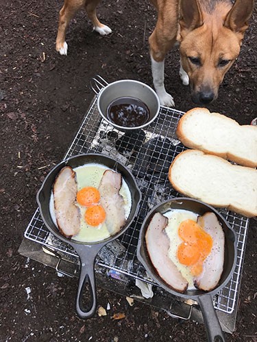 家族みんなでキャンプにも行けた。ベーコンの香りに誘われて
