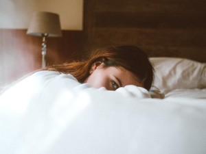 いじめられ口元を隠した過去。整形し綺麗になった私は微笑んで復讐を