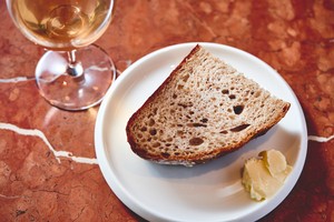 鹿児島県産の食材をふんだんに使った料理と酒を堪能する。ルーフトップバー＆ビストロ「THE ROOF」へ行こう