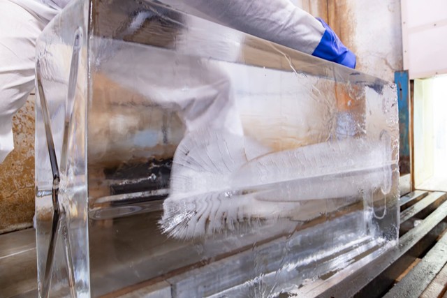 製氷の加工の一部始終【提供：中 孝仁｜日乃出製氷 4代目（泥臭く、活路を拓く）さん】