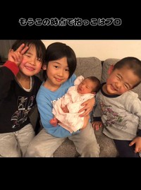生まれたばかりの妹を上手に抱っこしている長男／「なな家族」（@7kazoku_）提供