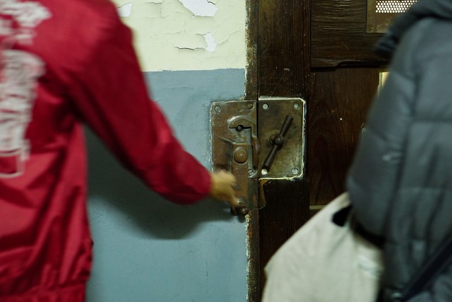 ガチャン！と大きな音を立てる錠前の迫力に驚く人も