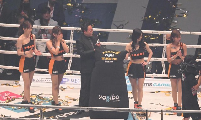 試合後、号泣するラウンドガール＝６月１９日