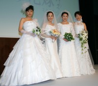 ウエディングドレス姿を披露した（左から）菊川怜、富田靖子、酒井美紀、羽田美智子＝2005年
