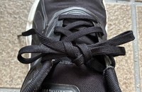 右側も同様に1周させて輪に通す（左から右へ）