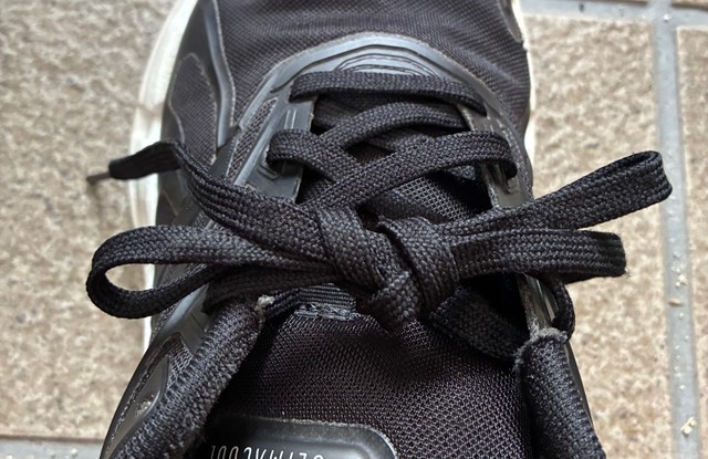 右側も同様に1周させて輪に通す（左から右へ）