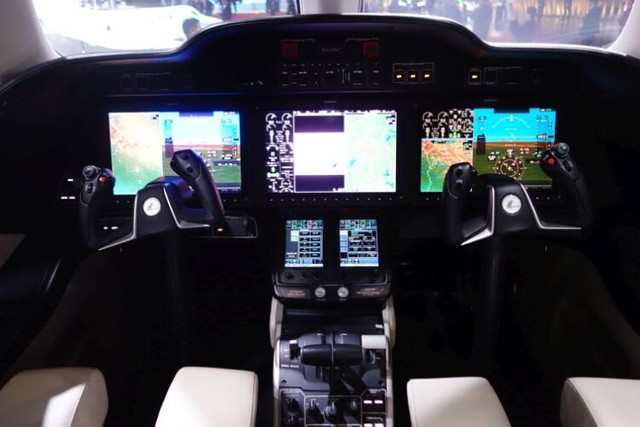 ホンダの小型ビジネスジェット機「HondaJet Elite II」の操縦席
