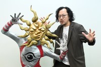 『大長編 タローマン 万博大爆発』の主役・タローマンと藤井亮監督（撮影：磯部正和）