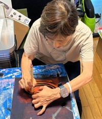 絵物語『繫げて』の制作に取り組むセアまりさん