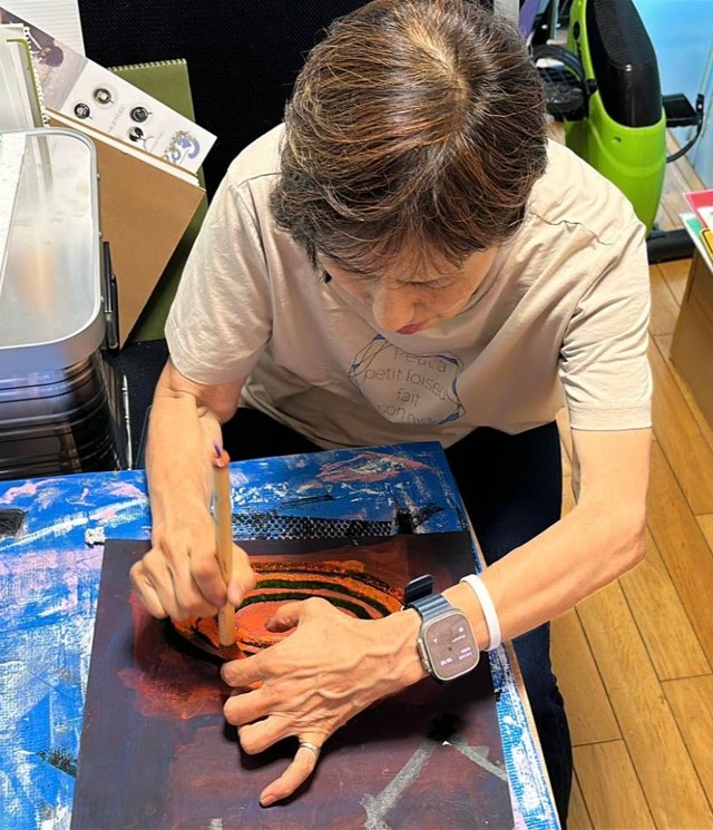 絵物語『繫げて』の制作に取り組むセアまりさん