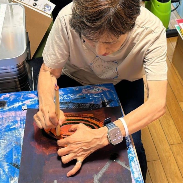 絵物語『繫げて』の制作に取り組むセアまりさん