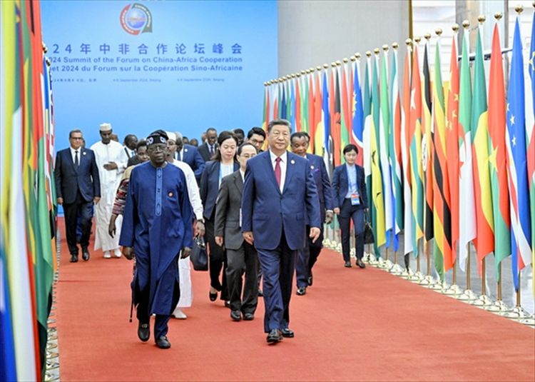 2024年9月5日、中国アフリカ協力フォーラムに参加する中国の習近平国家主席（中央）とアフリカの首脳ら=中国外務省のホームページから