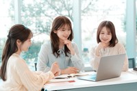 「職場のコミュニケーション」約7割が世代間ギャップを感じている　※画像はイメージです（studio 66/stock.adobe.com）