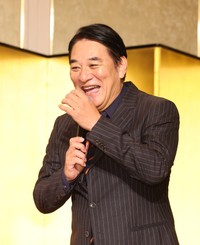 玉袋筋太郎にエールを送るピエール滝＝東京・明治記念館