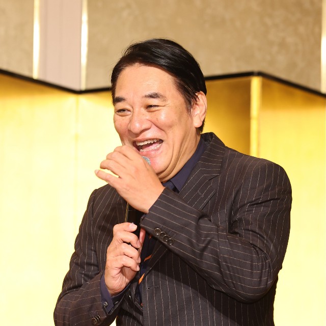 玉袋筋太郎にエールを送るピエール滝＝東京・明治記念館
