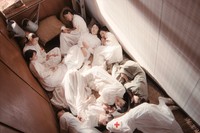 休むこともままならない看護師たち(C)2025「長崎―閃光の影で―」製作委員会 