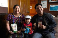 アソバグリのメンバー、ホセフィーナ・マテオさん（左）と息子たち。長男のマリオさん（右）はアソバグリの奨学金を得て、平日はコーヒー農家として働き、週末に高校に通っているという=2024年9月17日、グアテマラ西部バリリャス、荒ちひろ撮影