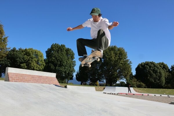 自由自在にスケートボードを乗りこなす宮元さん（１０月、長浜市早崎町・奥びわスポーツの森）