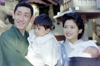お宮参りする（左から）中村橋之助（現芝翫）、邦生（現橋之助）、宗生（現福之助）、三田寛子=1997年12月