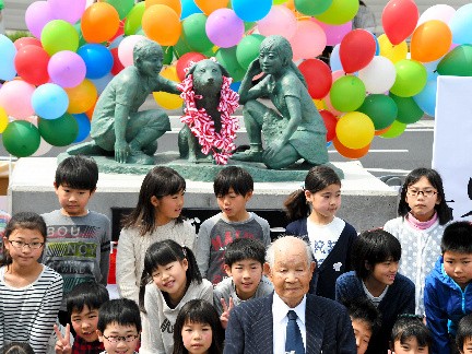 「だれを待つの？」と歌われた忠犬タロー、駅前に銅像を建立