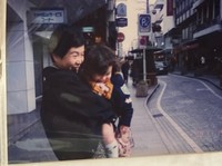 お母さんと、幼い頃の女性。とても可愛がられている様子が伝わります。