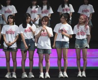 　ＡＫＢ４８のコーンサーとでチーム８活動休止が発表され、涙を浮かべながらあいさつする倉野尾成美（中央）＝撮影・開出牧