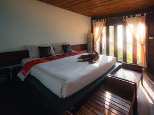 カーテンからチラつく朝陽が映画みたい。延泊がくれたご褒美の時間