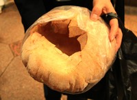 中が空洞になった「大王コンガルパン」5000 ウォン。グーパンチで割ると…。