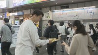 JR高松駅前でチラシを配る薮内ヘッドコーチ