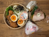 冷やしうどんとおにぎりを詰めた、この日のうどん弁当／zuekonnoさん（@zueko2442）提供