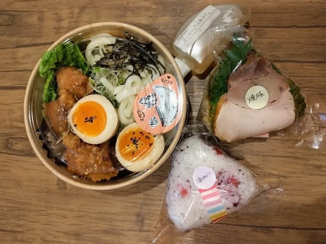 冷やしうどんとおにぎりを詰めた、この日のうどん弁当／zuekonnoさん（@zueko2442）提供