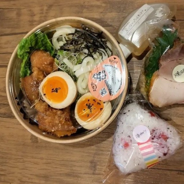 冷やしうどんとおにぎりを詰めた、この日のうどん弁当／zuekonnoさん（@zueko2442）提供