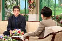 29日放送の「徹子の部屋」に出演する佐藤隆太（左）と司会の黒柳徹子＝テレビ朝日提供