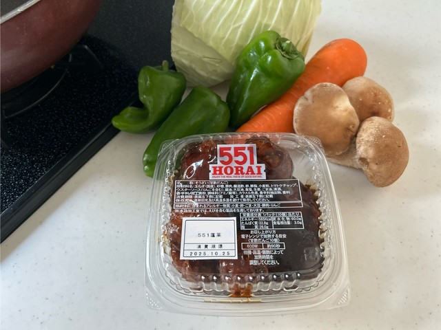 筆者も豚まん・焼餃子と一緒に必ず買う甘酢団子。コメント欄のみなさん同様、いつも冷蔵庫にある野菜と炒めます（筆者撮影）