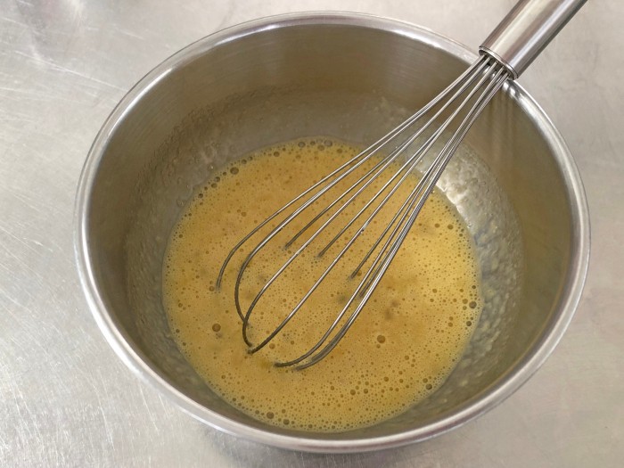 卵を割り入れて混ぜる。豆乳、油を加えて混ぜる。