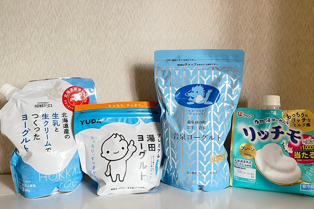 製造販売している各社パウチヨーグルト。人気のきっかけとなったのは岩泉ヨーグルト（右から2番目）