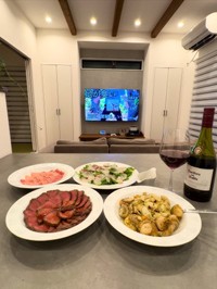 一通りの家事を終え、自ら料理した品々＆ワインで一人時間を満喫するはずでしたが…（旦那さんThreadsより）