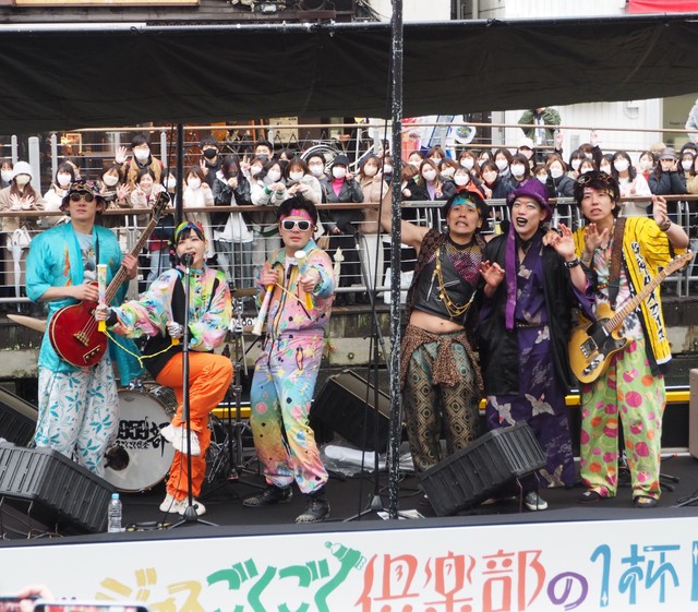 （左から）ジュースごくごく倶楽部のロングコートダディ・堂前、ムームー大陸・山﨑おしるこ、マユリカ・阪本、シカゴ実業・山本プロ野球、滝音・さすけ、ニッポンの社長・辻