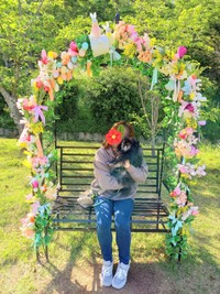 もうすぐ15歳。飼い主さんに抱っこされるどんちゃん（画像提供：どんべえさん）