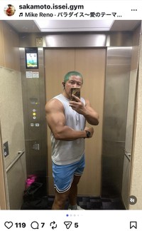 ムキムキの上腕部＝坂本一生（＠sakamoto.issei.gym）さんのインスタグラムより