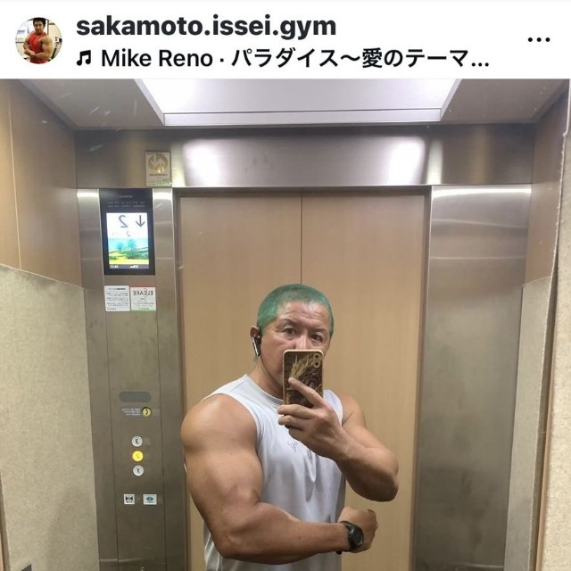 ムキムキの上腕部＝坂本一生（＠sakamoto.issei.gym）さんのインスタグラムより